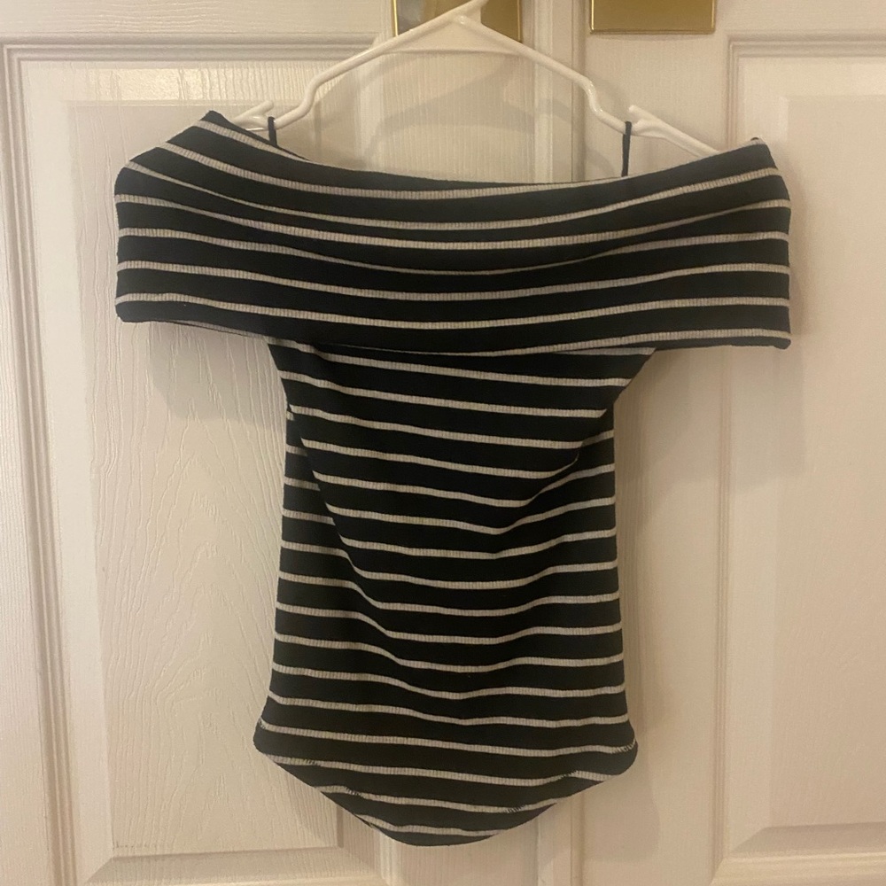 🤩 Free People black and white striped off the shoulder top 🤩